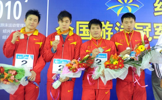 图文-2010全国游泳冠军赛海军队亚军组合合影