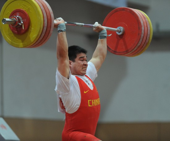 图文-全国男举锦标赛94kg级赛况 张盛国举起杠铃