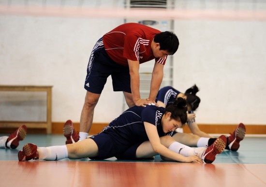 图文-中国女排"五一"汗洒训练场 王一梅活动身体
