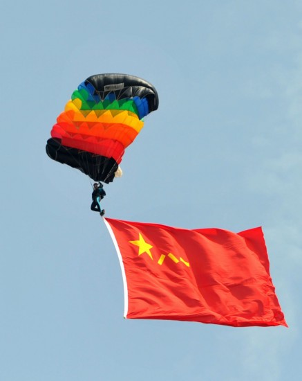 图文四体会跳伞比赛赛况解放军选手带国旗比赛