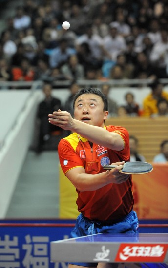 图文世乒赛男乒热身赛马琳在比赛中发球