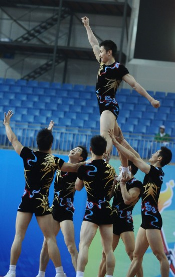 5月15日,上海队选手在比赛中.