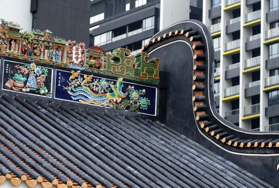 广州亚运城内岭南建筑的镬耳墙,陶塑,灰塑等传统工艺与现代化的媒体