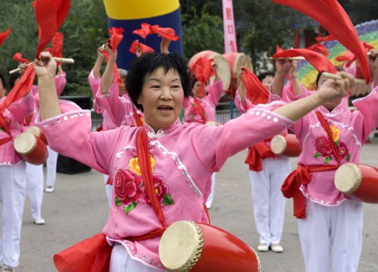 图文乌鲁木齐迎接全民健身日腰鼓队正在表演