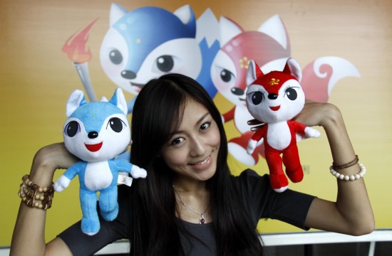 图文东省运动会吉祥物亮相美女展示伶伶俐俐