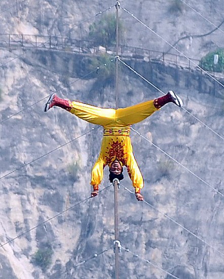 图文-"高空王子"跨越龙滩峡谷 其徒弟表演倒立