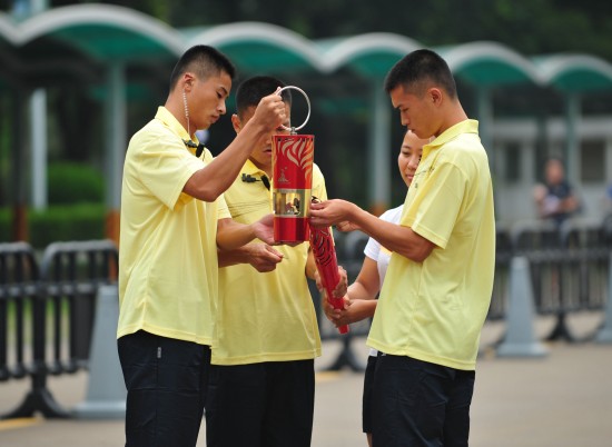 图文广州亚运火炬传递演练举行火种灯点燃火炬