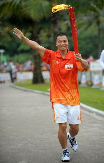 图文亚运会火炬传递珠海站第一棒曾启亮开心传递