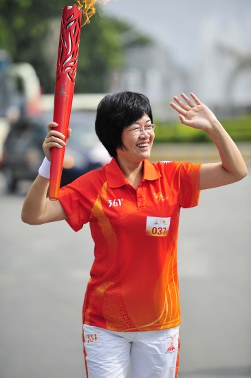 图文广州亚运会火炬传递汕尾站火炬手陈小青