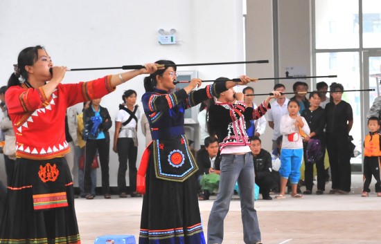 图文云南举办少数民族民间体育运动会女子吹枪