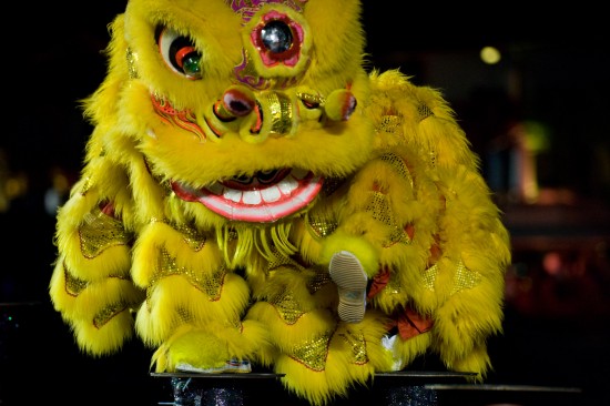 图文国际狮王争霸赛在新加坡举行俏皮的黄色舞狮