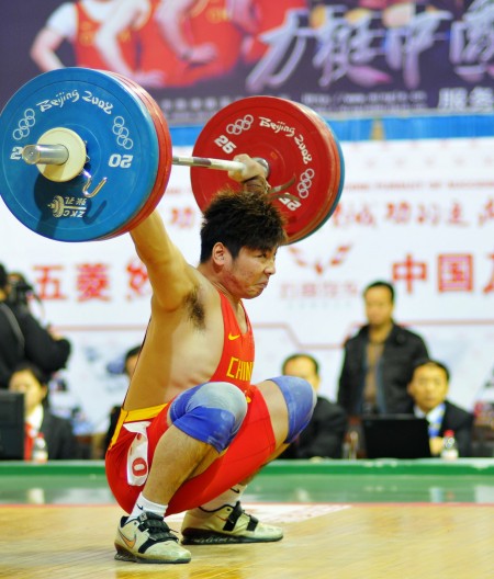 图文举重陆永获男子85公斤级冠军卯足了力气