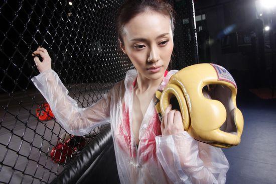 图文最女郎王莹红色妖击写真披风难掩玉女风情