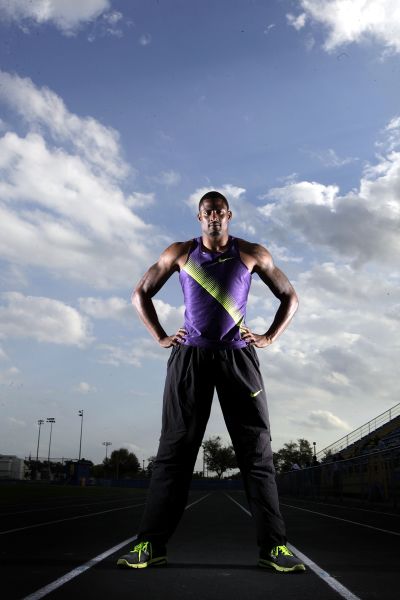 图文奥利弗重回高中拍写真谁敢与我争锋