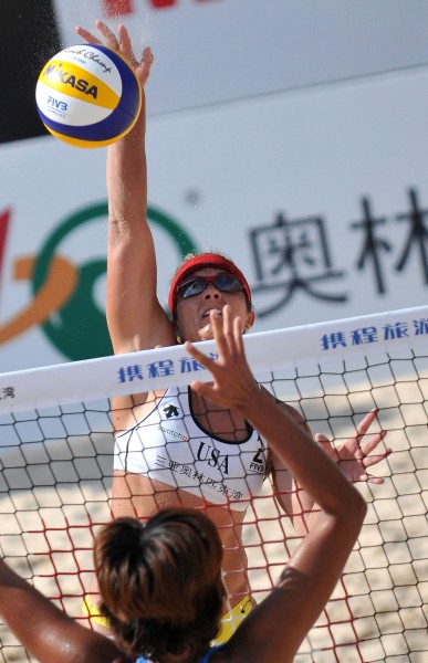 图文沙排三亚公开赛薛晨张希进决赛奥运冠军扣球
