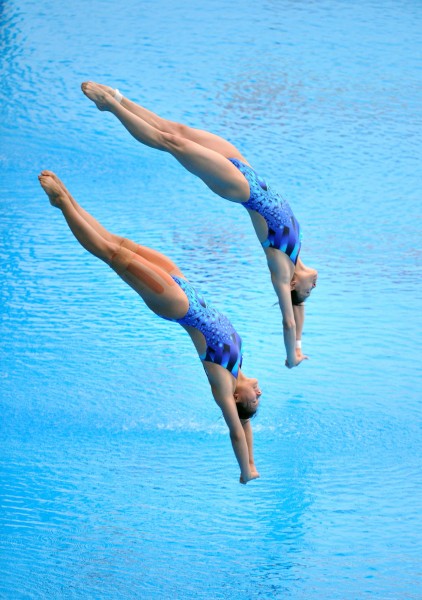 入水姿势曼妙多姿当日,在第14届国际泳联世锦赛跳水女子双人三米板