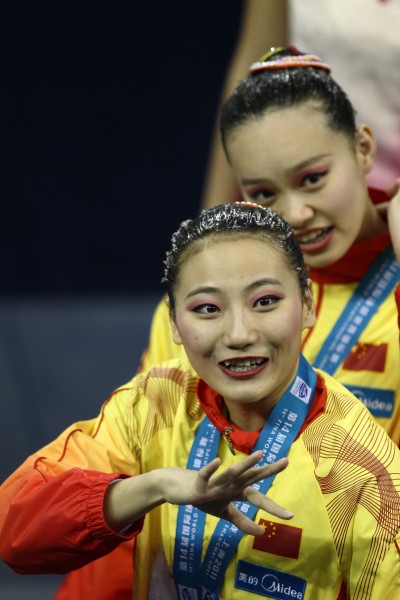 7月18日,中国选手黄雪辰/刘鸥(前)在颁奖仪式上.