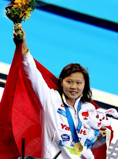 图文-赵菁夺女子100米仰泳冠军 赵菁挥手致意