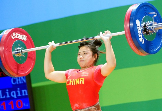 8月15日,中国选手罗丽琴在女子举重58公斤级比赛中.
