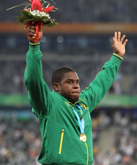 图文大运男子铅球牙买加选手夺冠高举双手致意