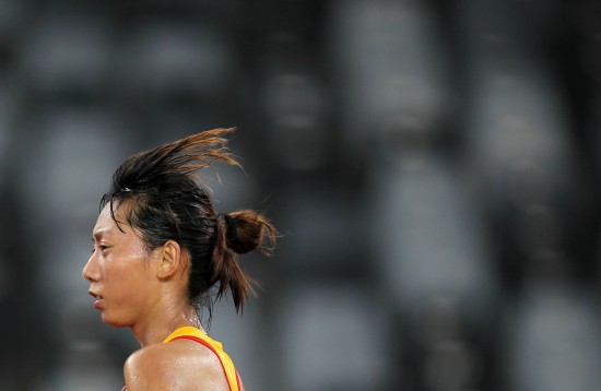 图文大运女子万米土耳其选手封后姜晓丽在比赛中