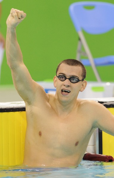 图文-大运男子200米个人混合泳 切赫握拳庆祝