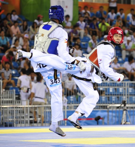 图文大运跆拳道男子68公斤级韩国夺冠飞起一脚