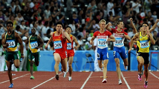 图文大运男子4x100米决赛赛况最后一棒冲刺瞬间