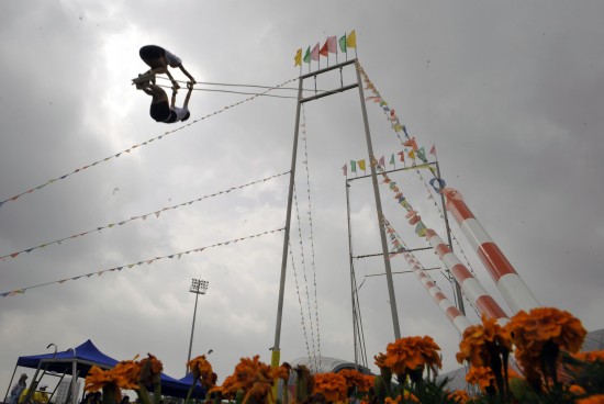 当日,第九届全国少数民族传统体育运动会秋千项目在贵阳市开赛.