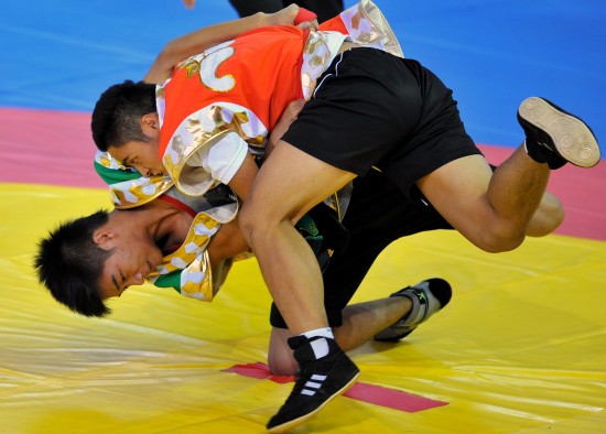 图文-民族运动会民族式摔跤赛况 宋健骁勇善战