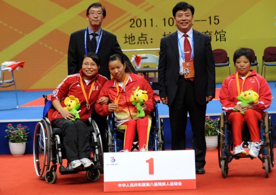 当日,在第八届全国残疾人运动会女子44公斤级举重比赛中,福铁残以93.