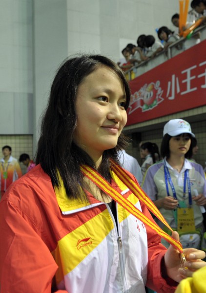 图文残运会游泳比赛首日赛况和悦悦微笑面对奖牌