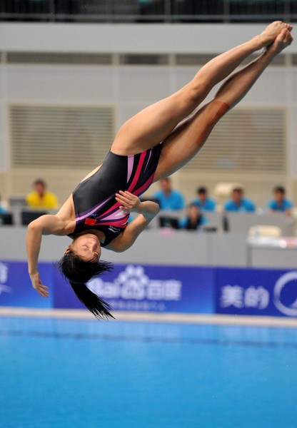 图文跳水明星赛女子3米板何姿夺冠何姿准备入水