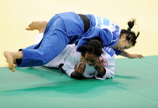 图文-世界柔道大奖赛第二日赛况 徐丽丽压住对手