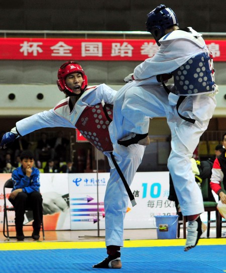 图文全国跆拳道锦标赛14日沈雨与对手激烈搏杀