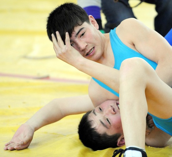 图文新疆某初中狠抓体育教育摔跤训练高强度对抗