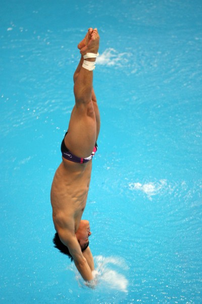 图文跳水系列赛北京站23日何冲入水瞬间