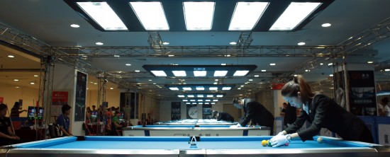 图文九球美女裁判世锦赛执裁路李珍比赛中摆球