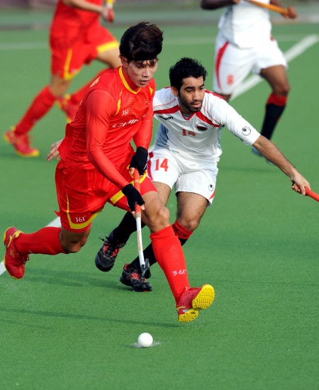 图文-曲棍球亚锦赛中国男队胜阿曼 董阳带球
