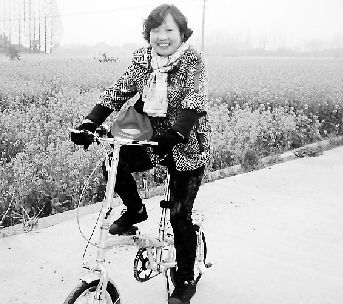 孔阿姨骑行在路上。