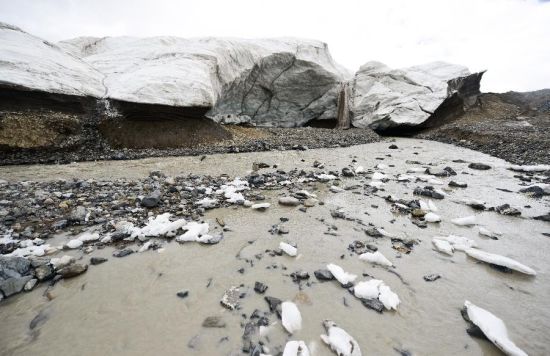 普若岗日冰川溶化后形成的小河.