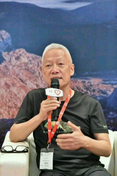 行者孙冕现身亚洲户外展 呼唤社会正能量