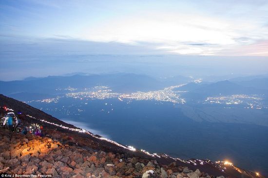 日出震撼照:富士山投下24公里長巨大陰影