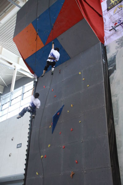 组图亚洲户外展举办多场趣味攀登赛