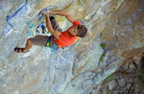 美国独腿男子借假肢攀岩 每周坚持5次