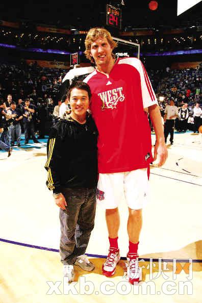 电影明星李连杰成了全场焦点之一,包括姚明,斯塔德迈尔和诺维茨基等