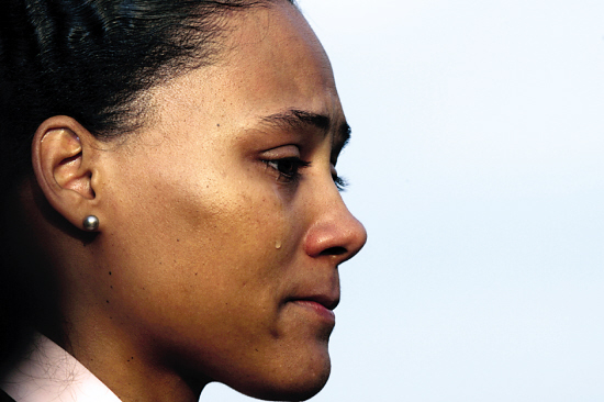 上说谎和提供伪证而被判入狱6个月的前"女飞人"马里昂·琼斯(左图),5