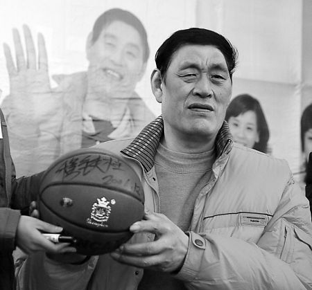 cfp/供图据新华社奥运专电中国篮坛第一巨人穆铁柱于昨日上午因心脏病