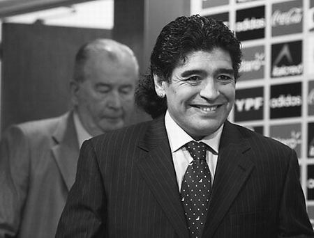 宣布任命马拉多纳担任国家队新任主教练,老帅比拉尔多担任领队一职