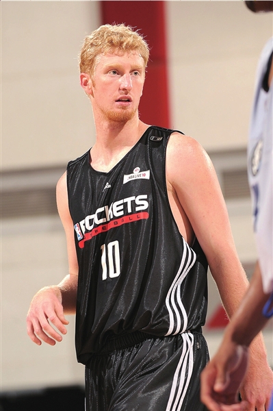 巴丁格助火箭两连胜